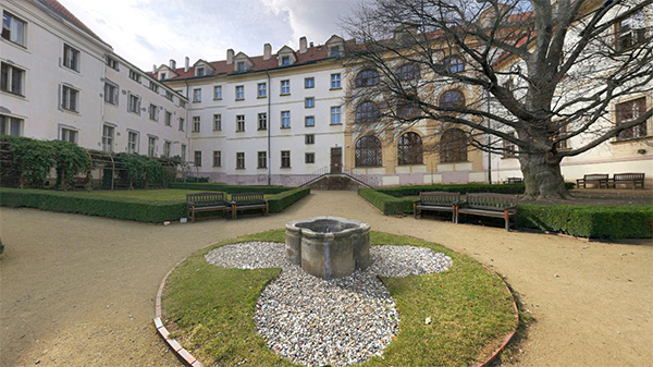 Barokn&iacute; kašna ve Vojanov&yacute;ch sadech